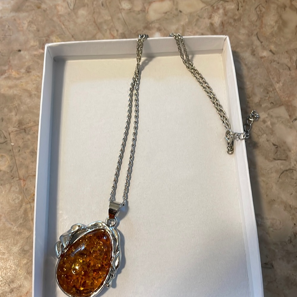 NWOT pendant necklace handcrafted.